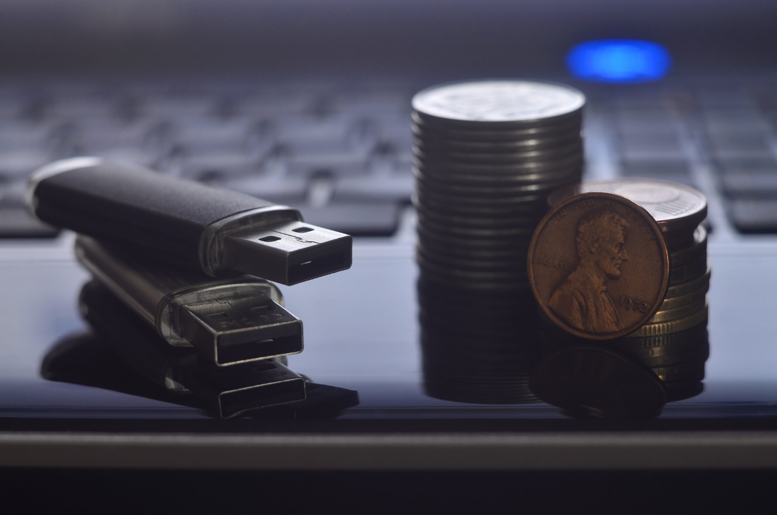 Usb,Flash,Cards,Lying,On,Black,Laptop,Case,In,Front